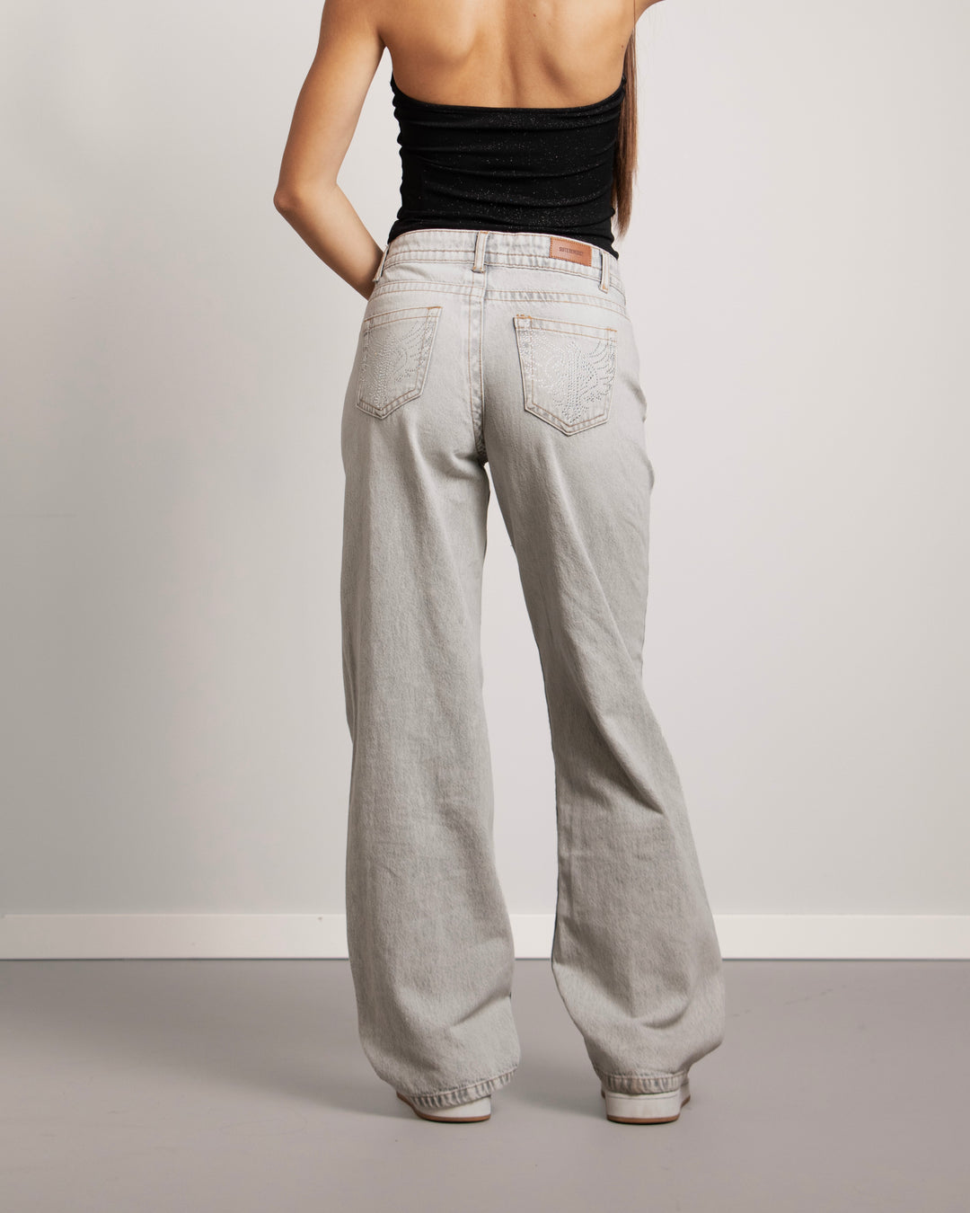 Jeans grigio barrel con croci in strass retro