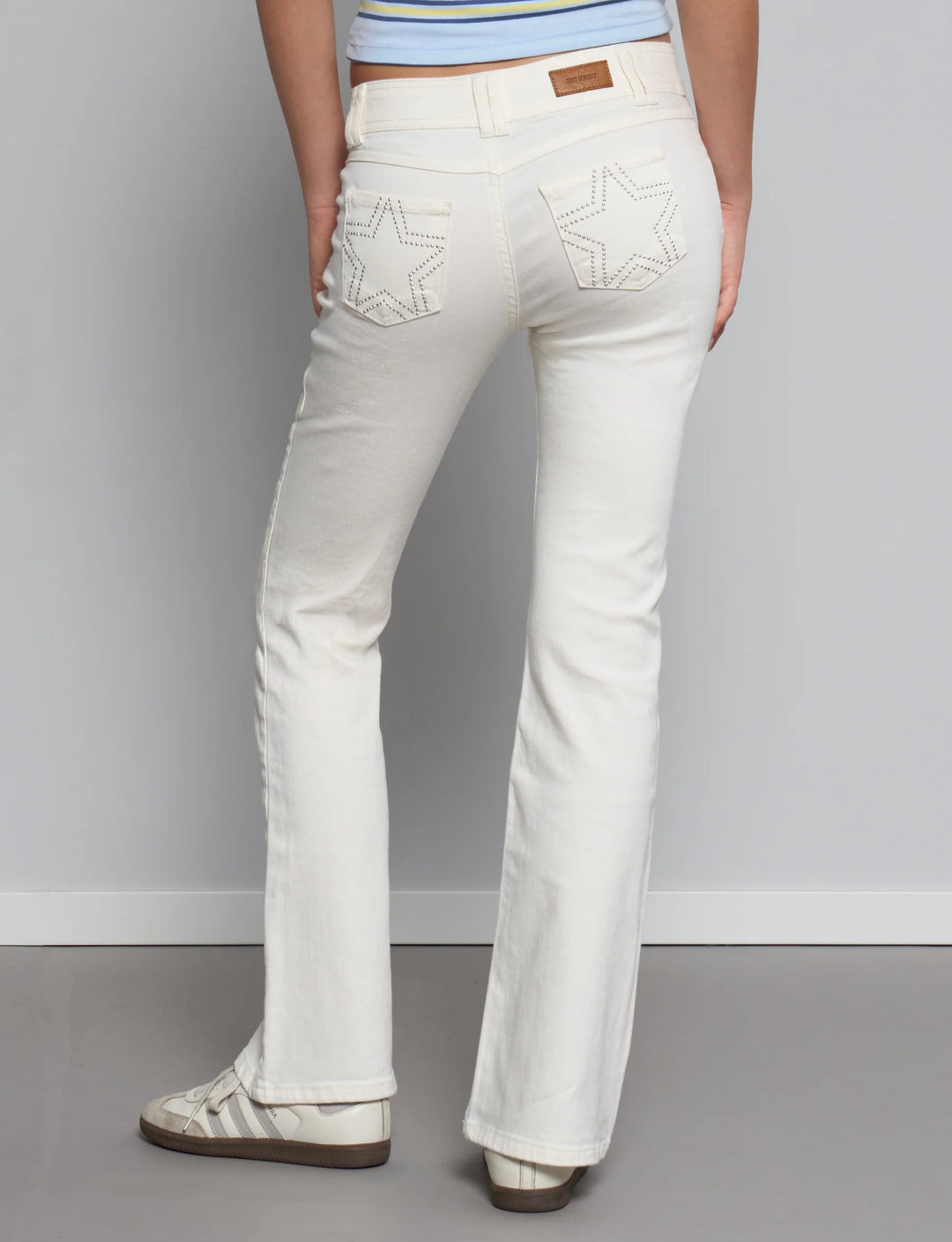 Jeans panna svasati con stelle in borchie retro