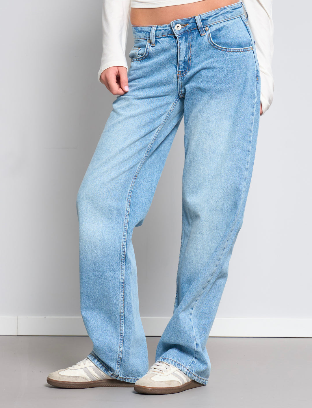 Jeans straight blu con scritta "Angel" frontale