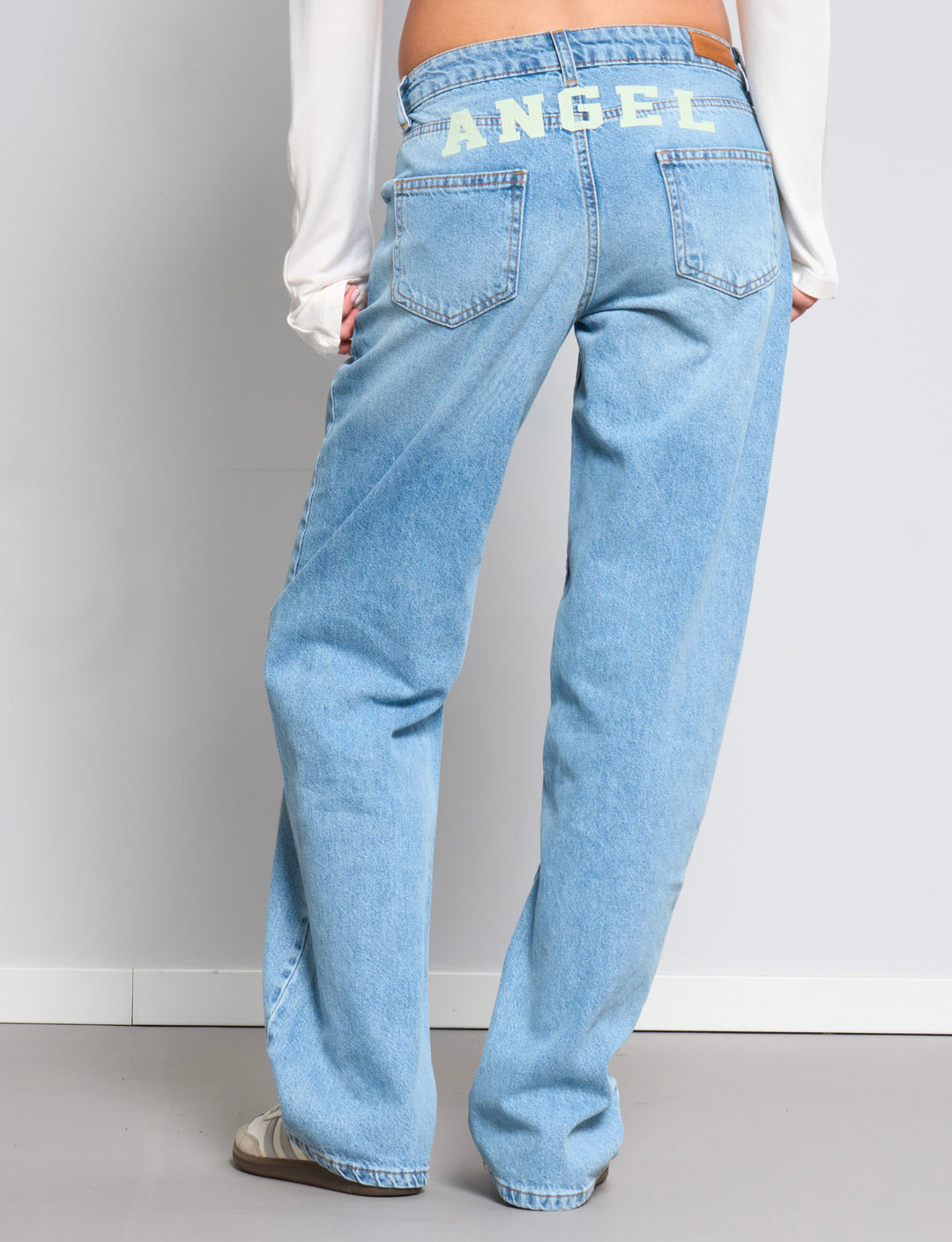 Jeans straight blu con scritta "Angel" retro