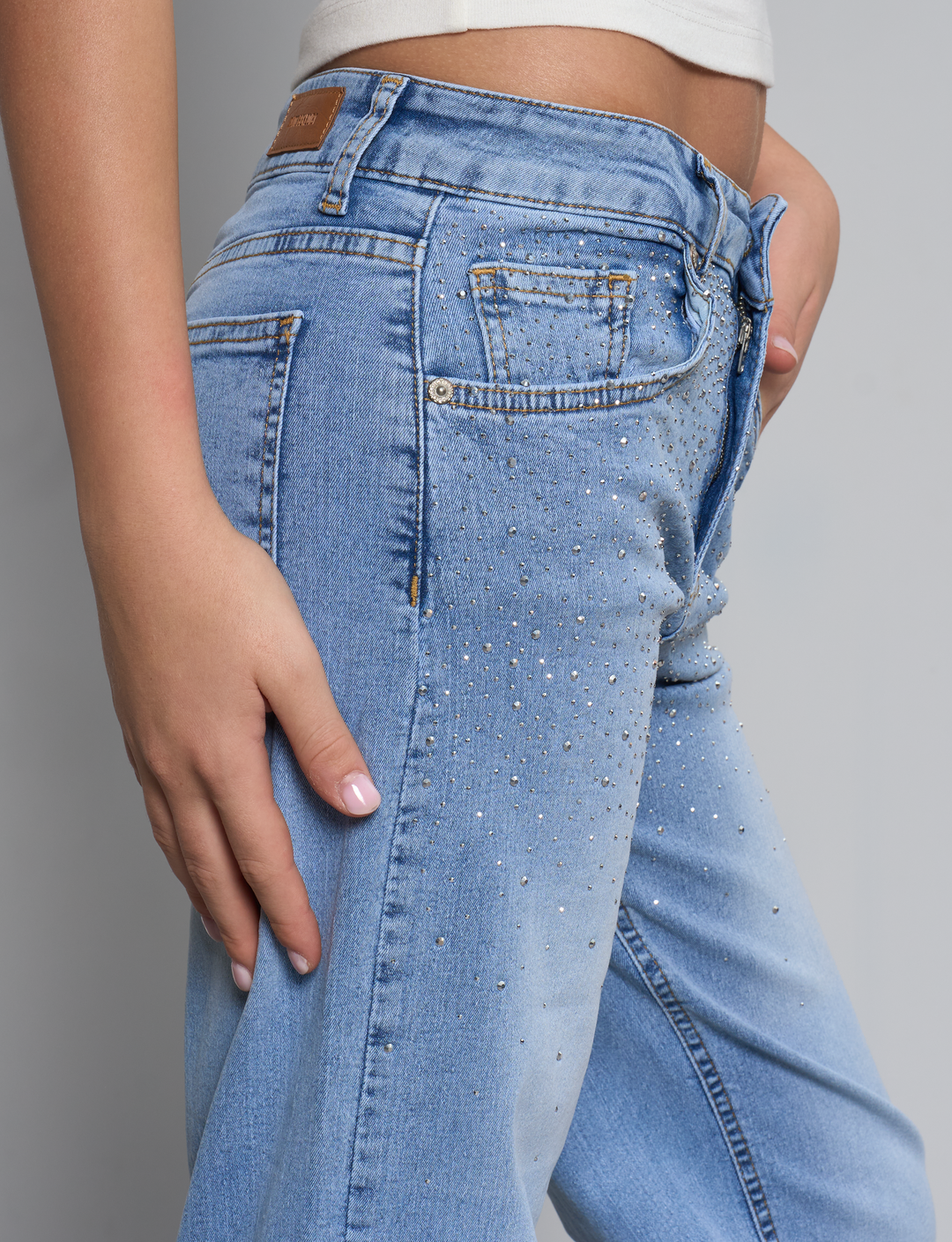 Jeans straight chiari con strass laterale