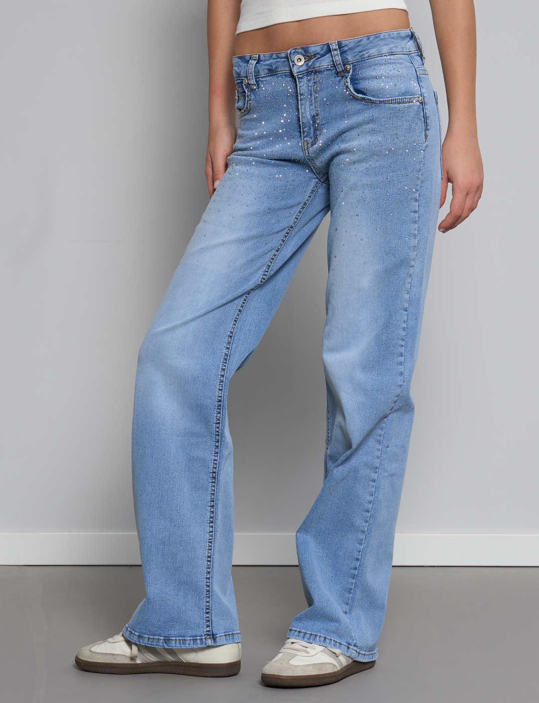 Jeans straight chiari con strass frontale