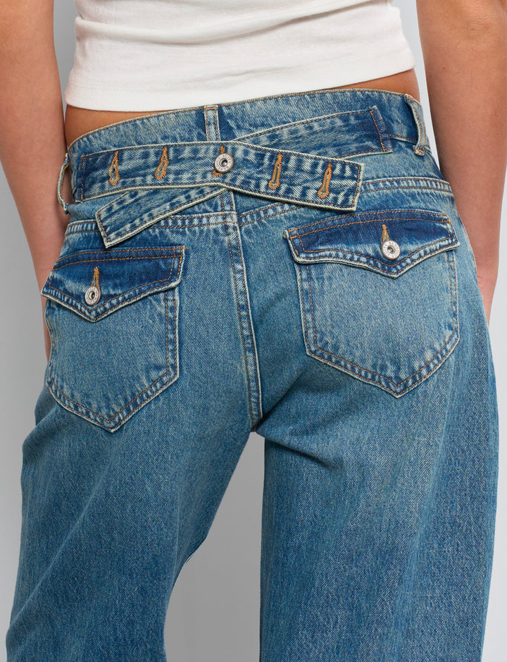 Jeans straight con cintura posteriore incrociata dettaglio