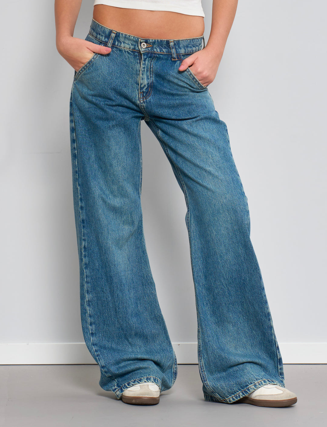Jeans straight con cintura posteriore incrociata frontale