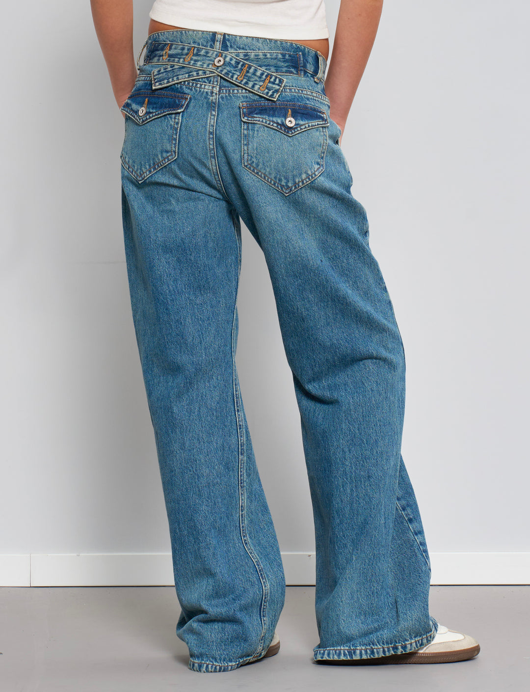 Jeans straight con cintura posteriore incrociata retro