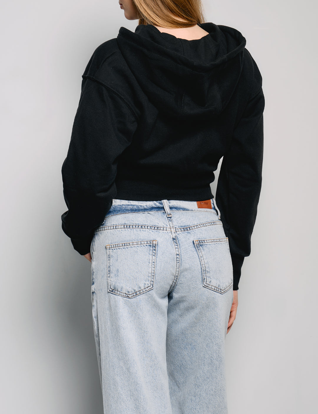 Felpa nera crop con zip