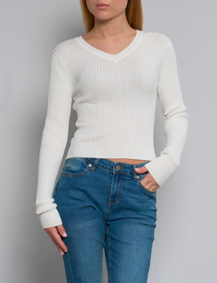 Maglia a costine panna con scollo a V frontale