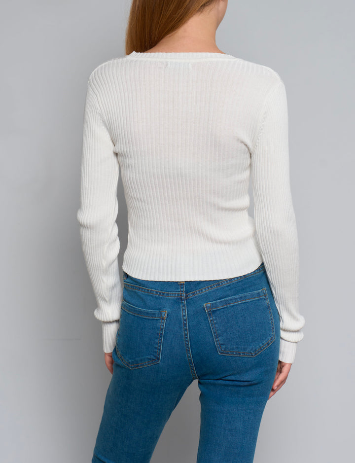 Maglia a costine panna con scollo a V retro