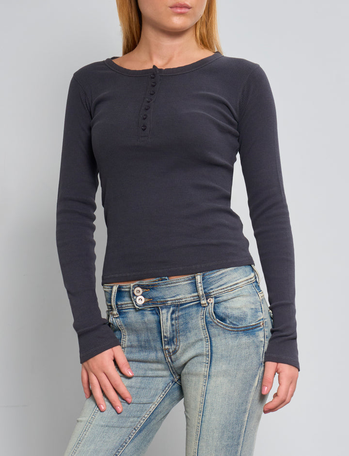 Maglia a maniche lunghe a costine con bottoncini frontali frontale