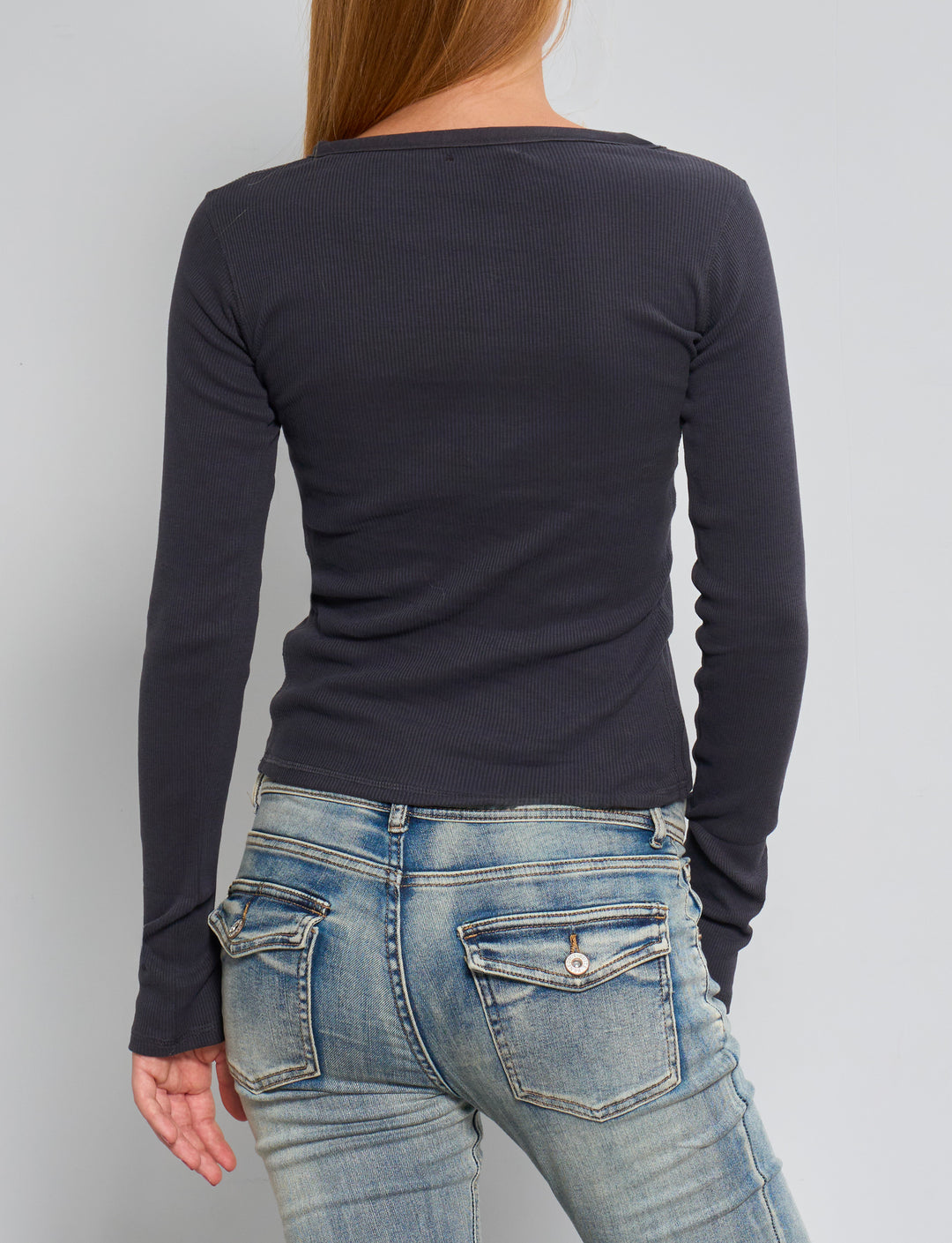 Maglia a maniche lunghe a costine con bottoncini frontali retro