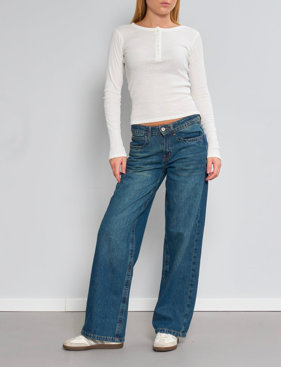 Maglia a maniche lunghe panna a costine con bottoncini frontali look