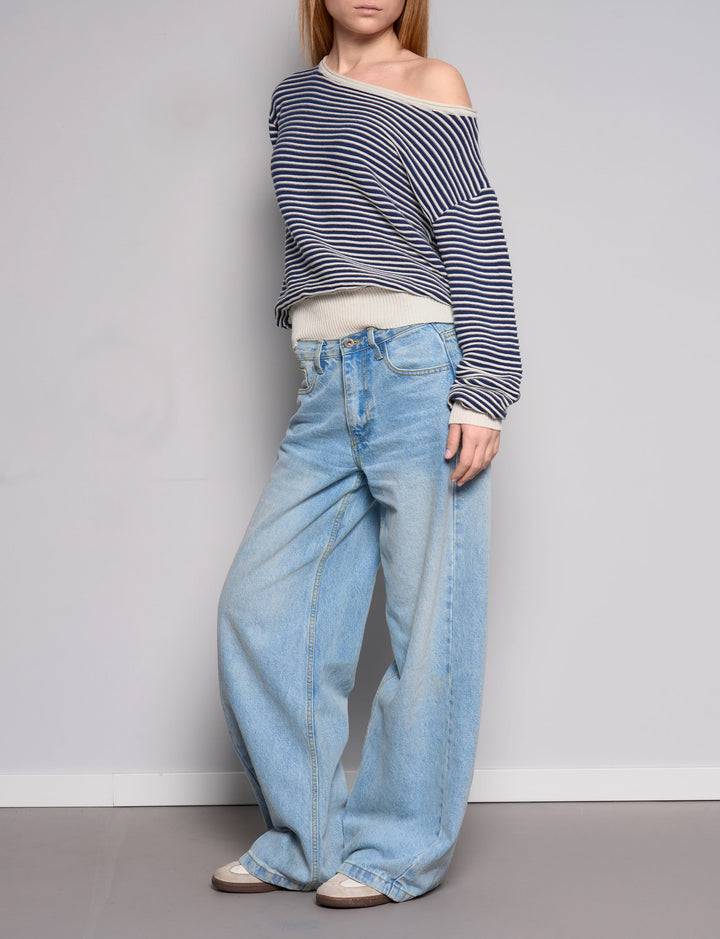 Maglia a righe con scollo asimmetrico