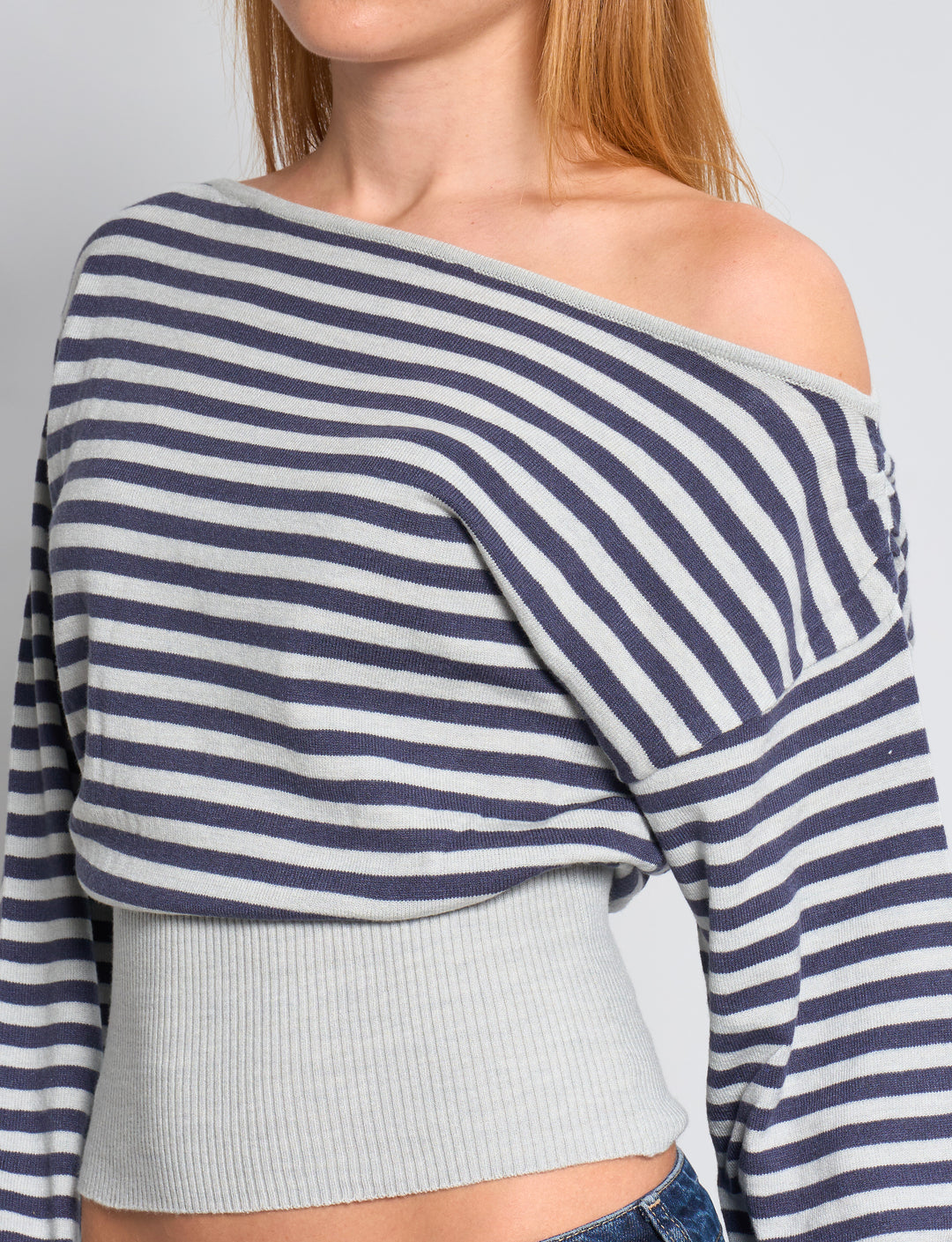 Maglia a righe grigio e blu con scollo asimmetrico dettaglio