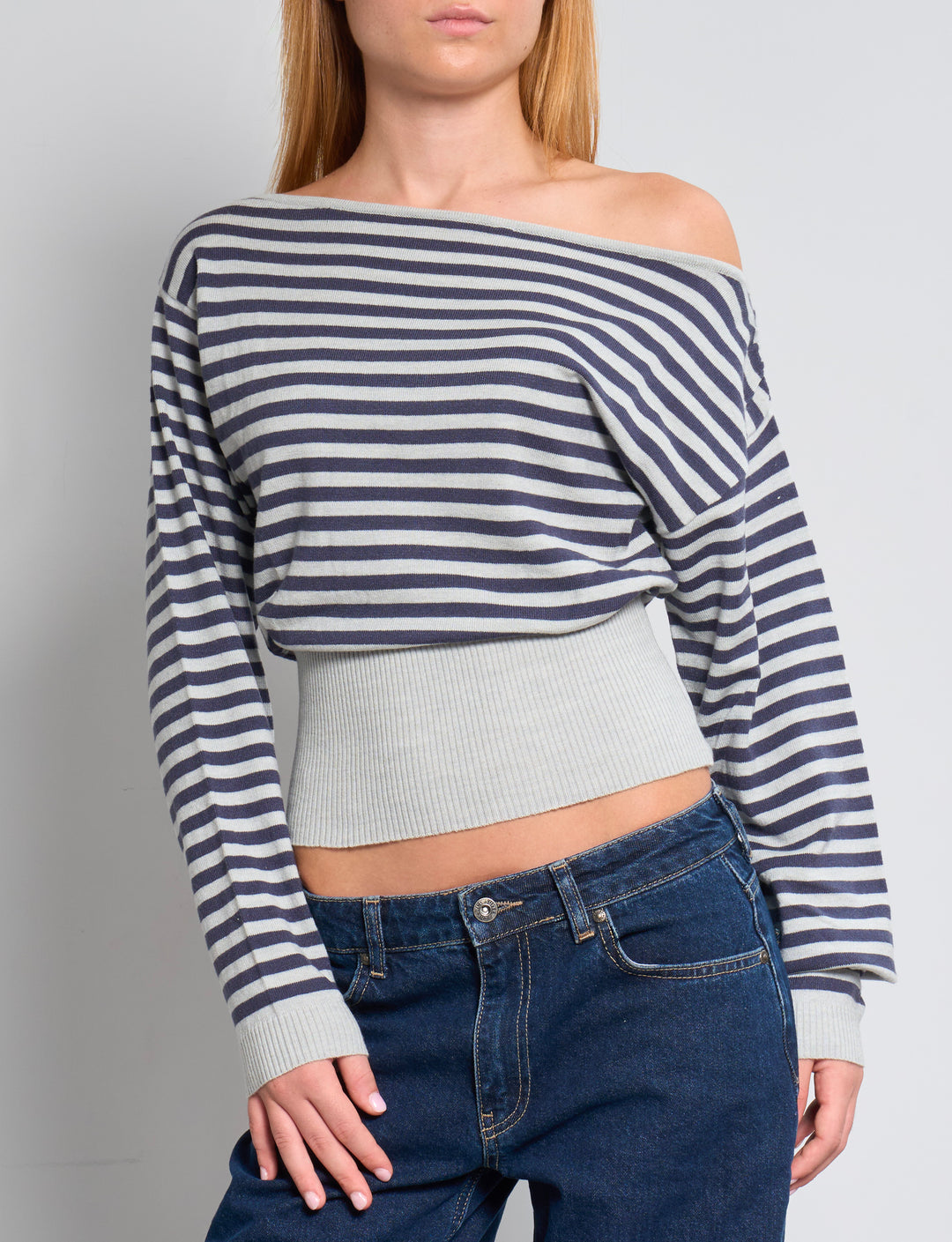Maglia a righe grigio e blu con scollo asimmetrico frontale