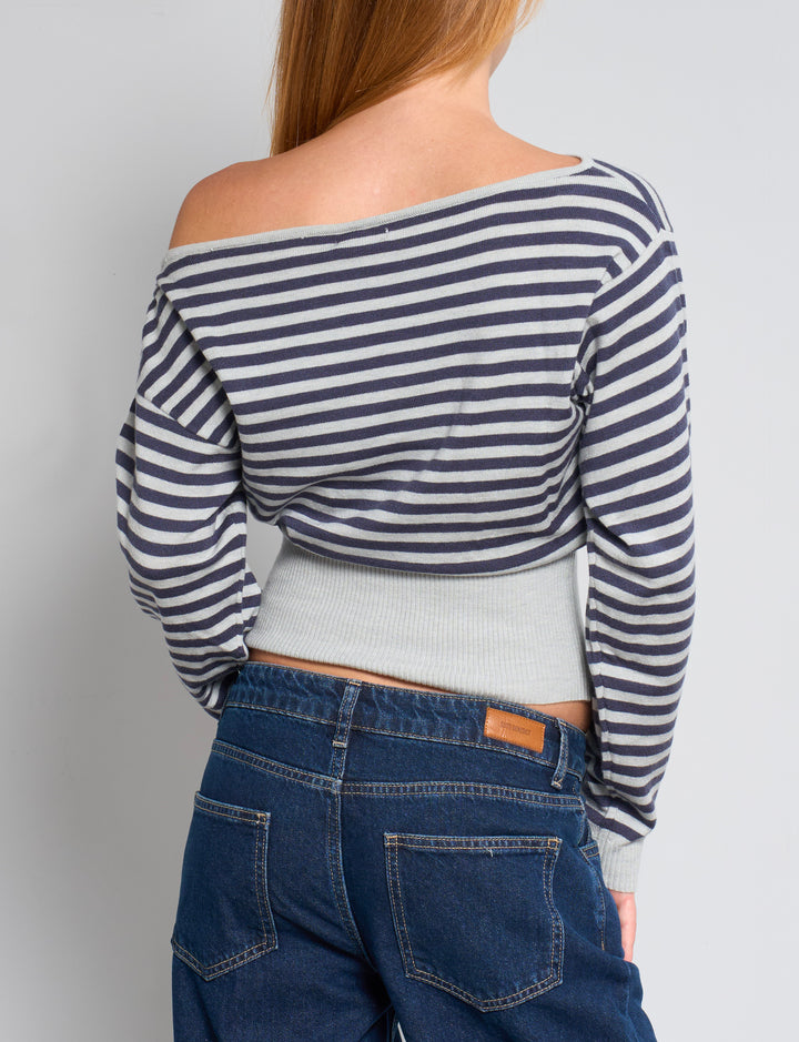 Maglia a righe grigio e blu con scollo asimmetrico retro