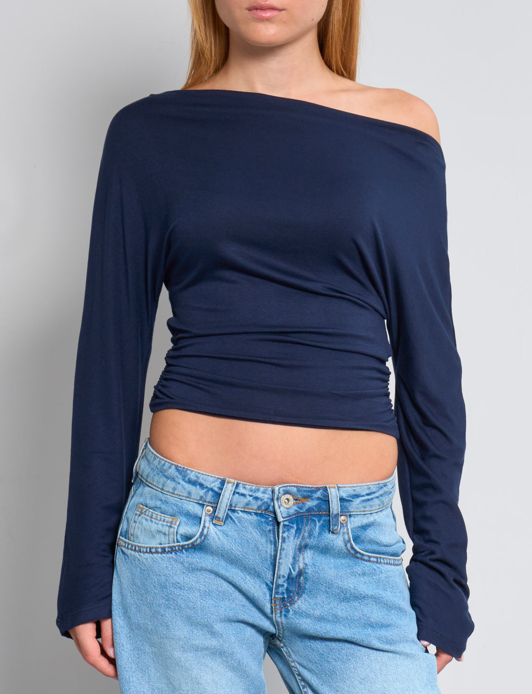 Maglia blu navy a maniche lunghe con scollo asimmetrico frontale