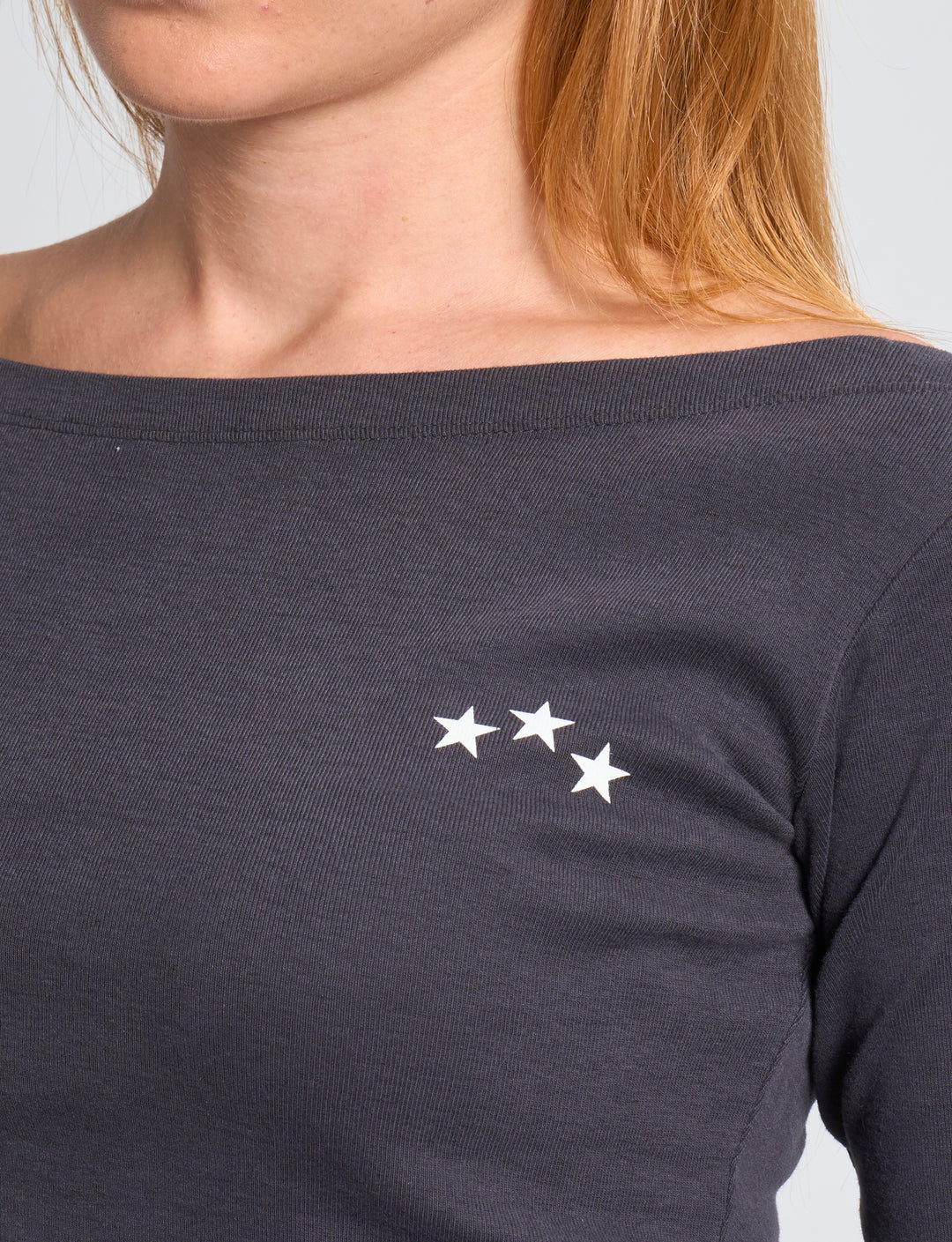 Maglia blu notte con scollo a barca e stelle dettaglio