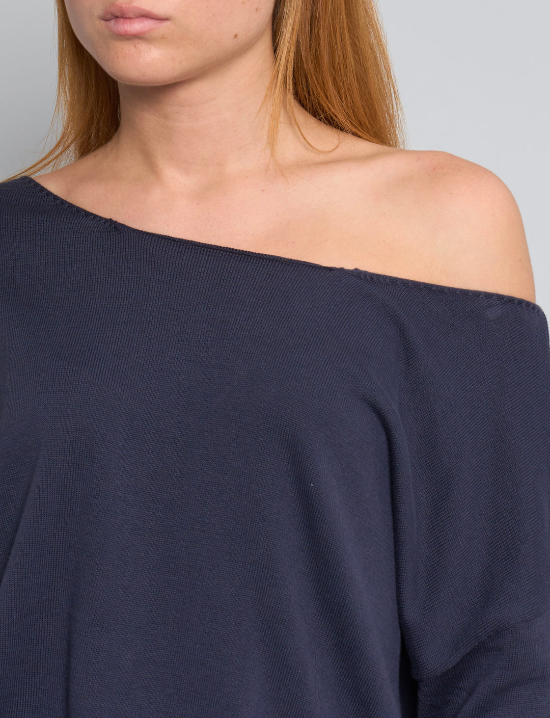 Maglia blu notte con scollo asimmetrico dettaglio scollo