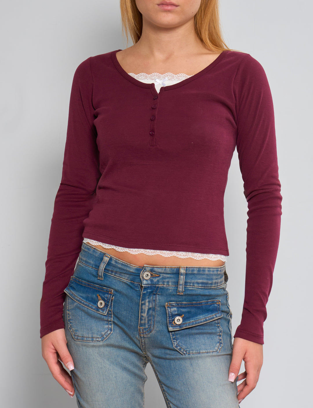 Maglia bordeaux a maniche lunghe con bottoncini e pizzo frontale
