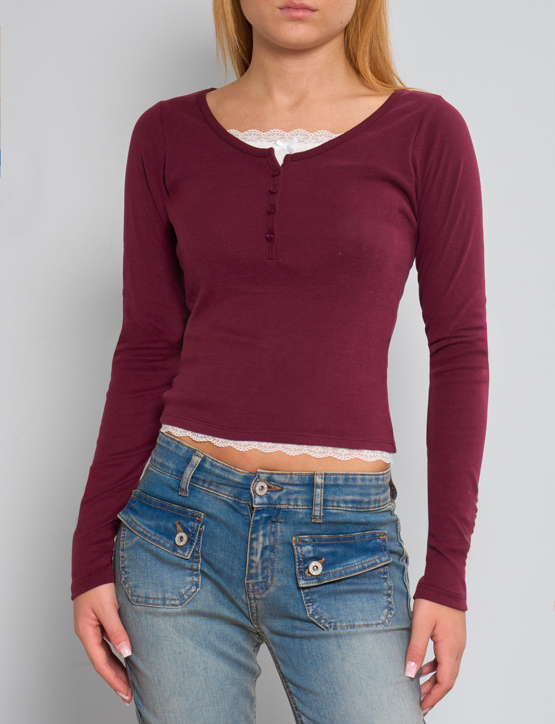 Maglia bordeaux a maniche lunghe con bottoncini e pizzo frontale 1