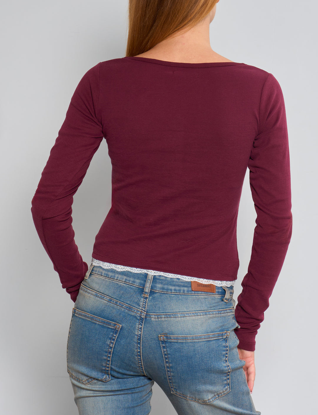 Maglia bordeaux a maniche lunghe con bottoncini e pizzo retro