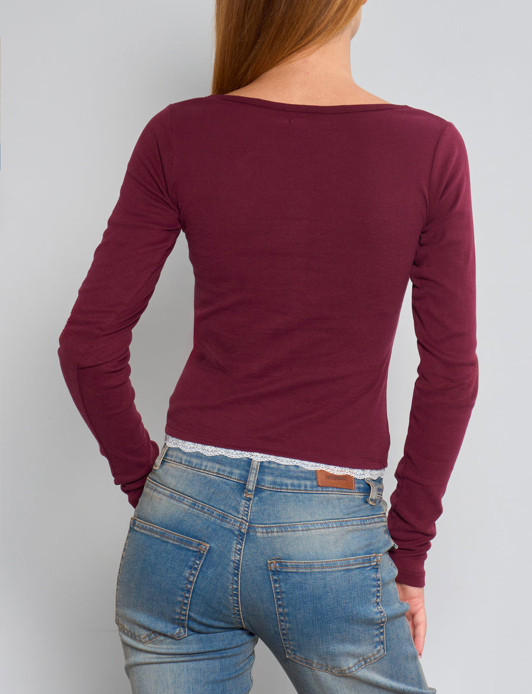 Maglia bordeaux a maniche lunghe con bottoncini e pizzo retro 1