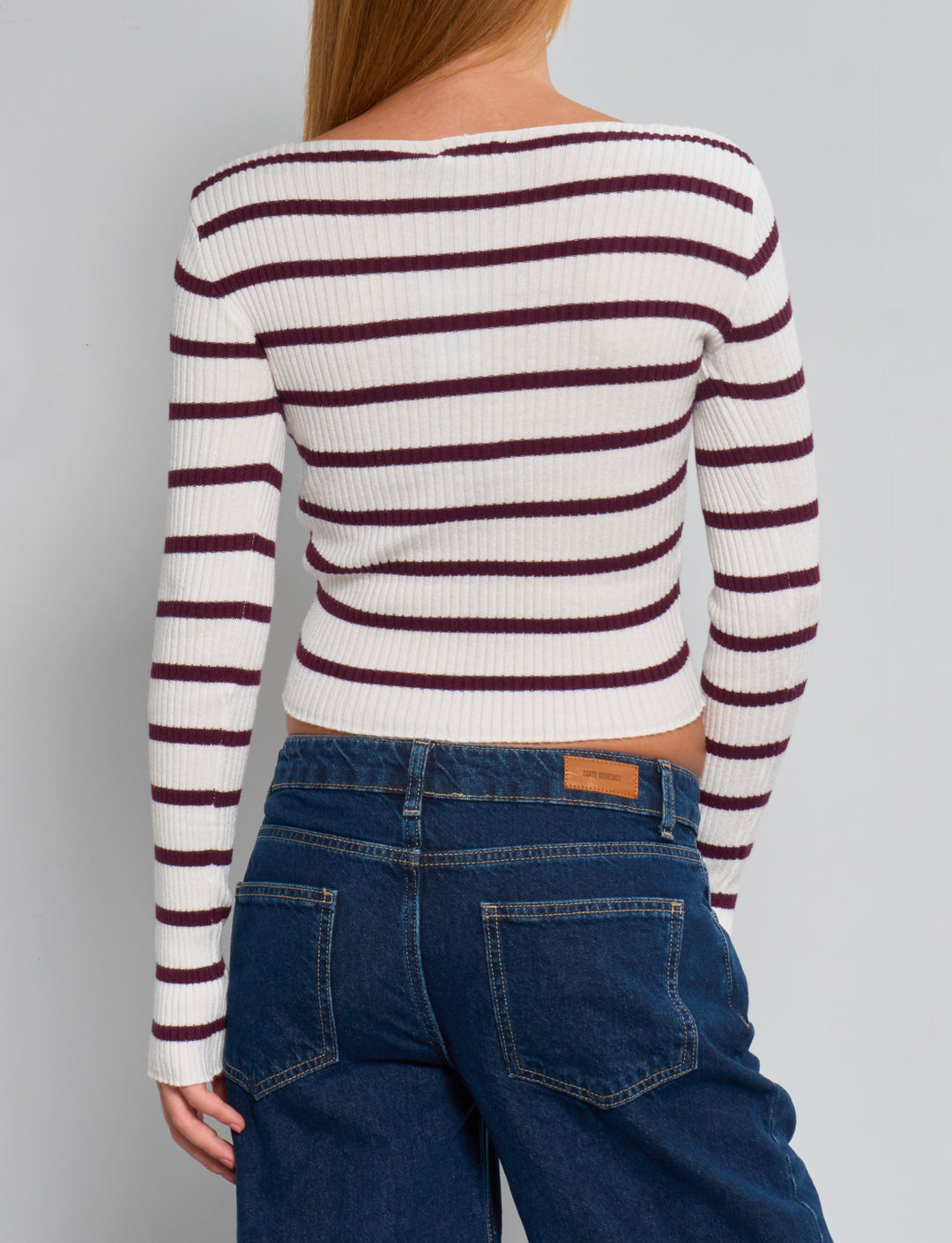 Maglia crop a righe bordeaux con scollo a barchetta e lavorazione a coste retro