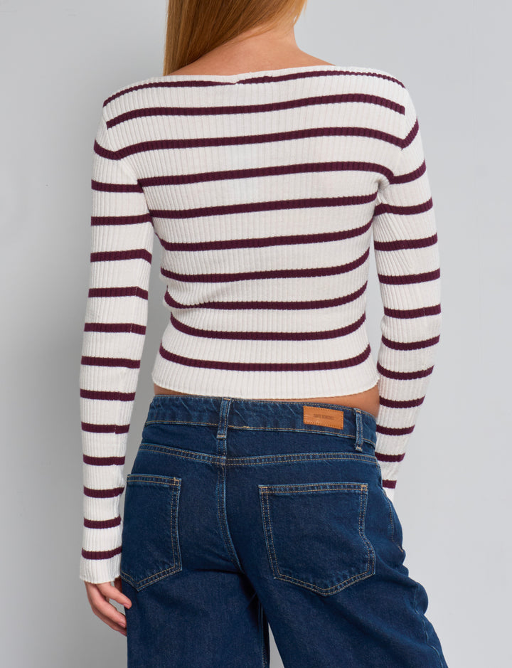 Maglia crop a righe bordeaux con scollo a barchetta e lavorazione a coste retro