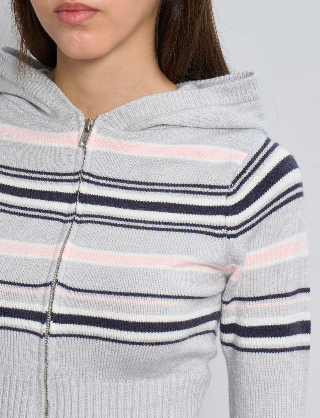 Maglia grigia a righe con cappuccio e zip dettaglio