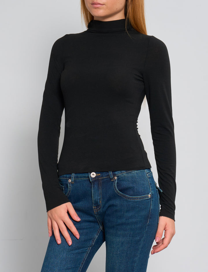 Maglia nera a manica lunga con collo alto frontale