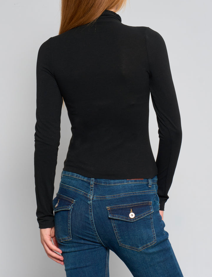 Maglia nera a manica lunga con collo alto retro