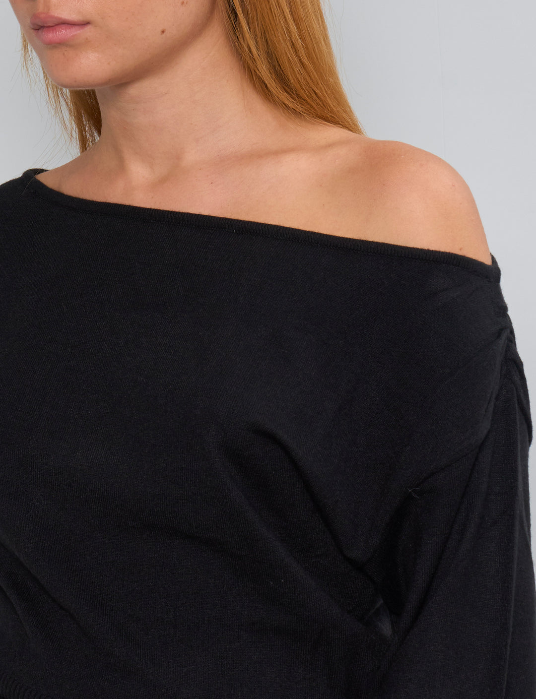 Maglia nera a maniche lunghe con scollo asimmetrico dettaglio spalla