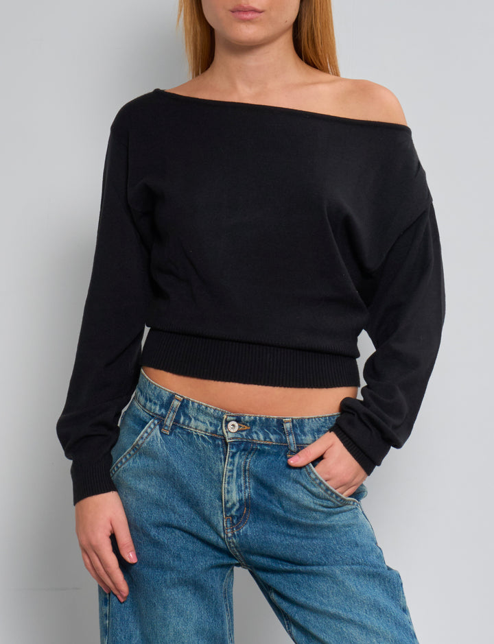 Maglia nera a maniche lunghe con scollo asimmetrico frontale