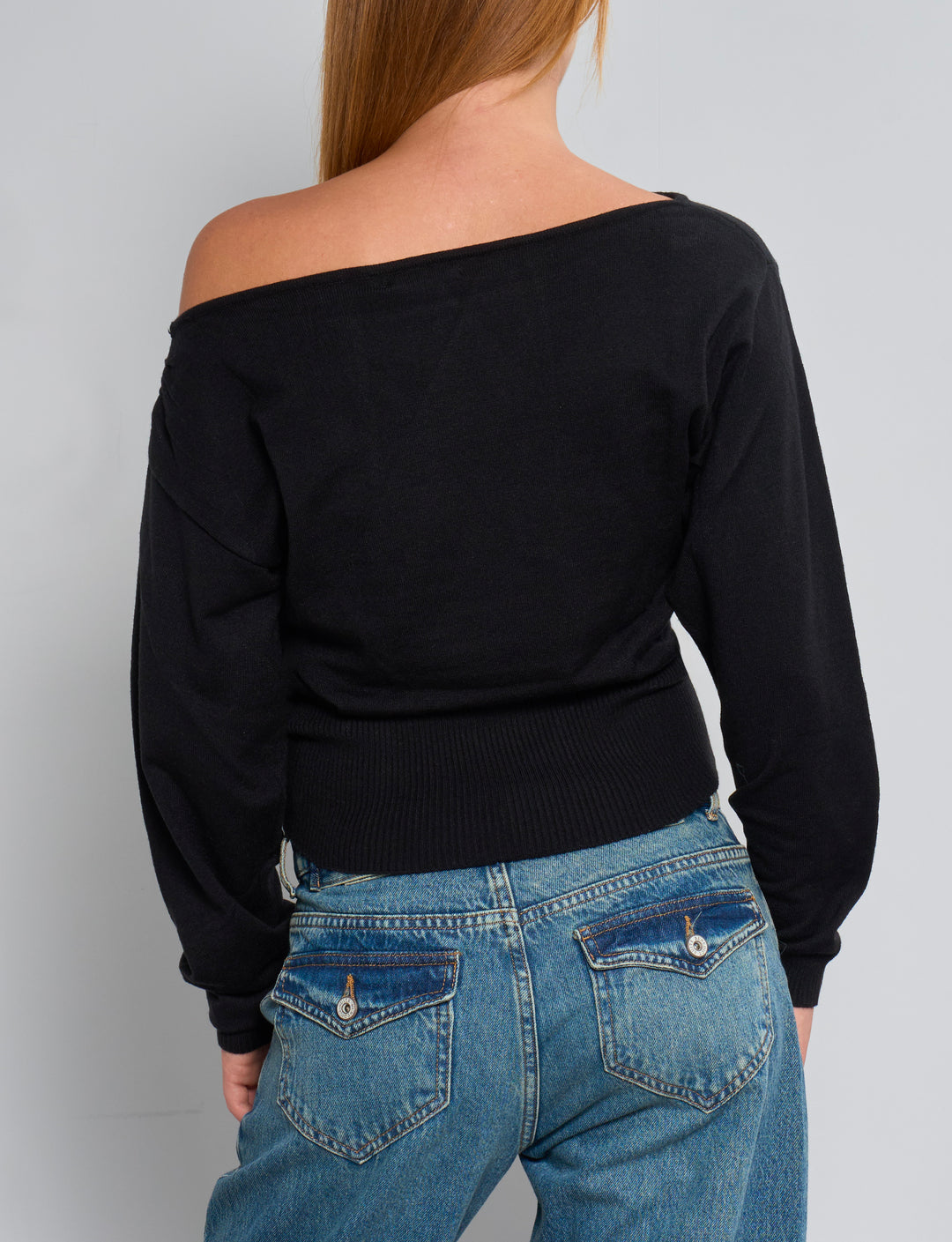 Maglia nera a maniche lunghe con scollo asimmetrico retro