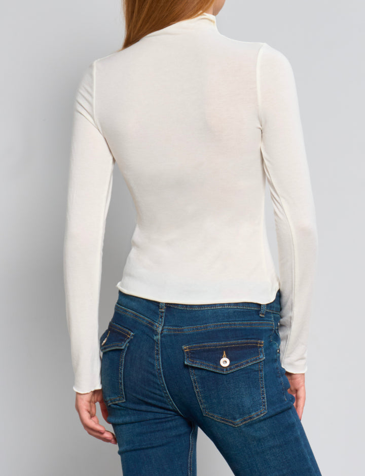 Maglia panna a manica lunga con collo alto retro