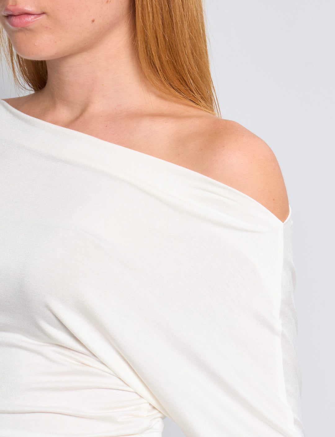 Maglia panna a maniche lunghe con scollo asimmetrico dettaglio