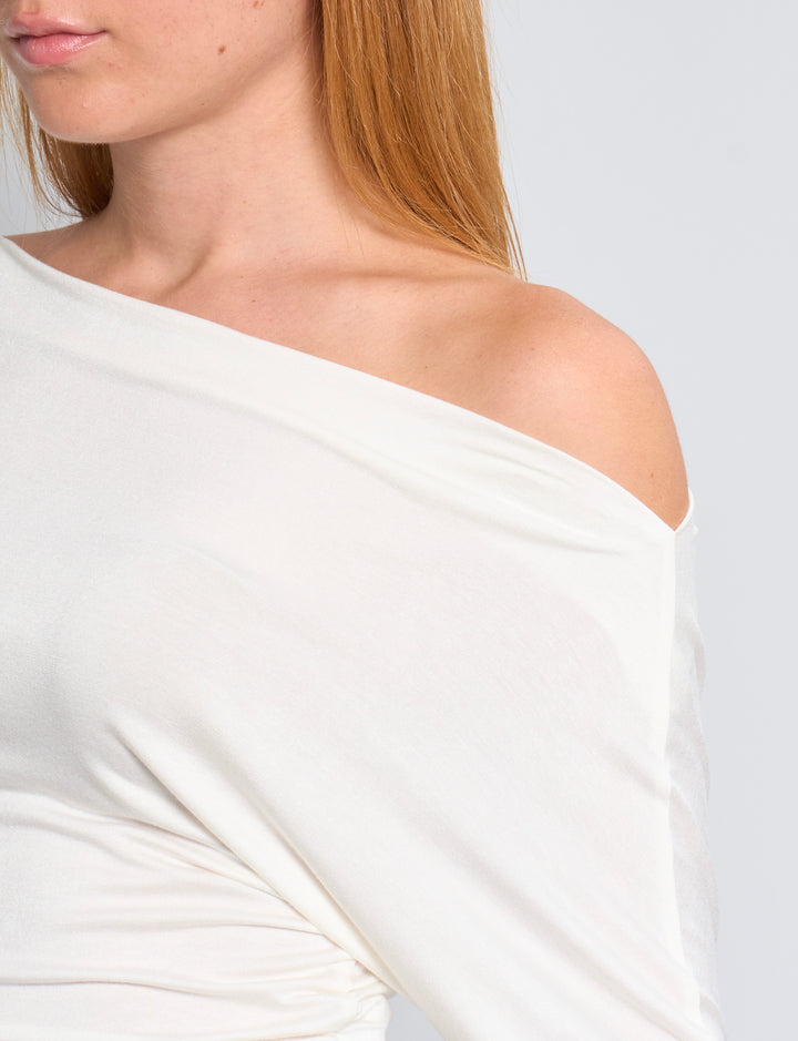 Maglia panna a maniche lunghe con scollo asimmetrico dettaglio