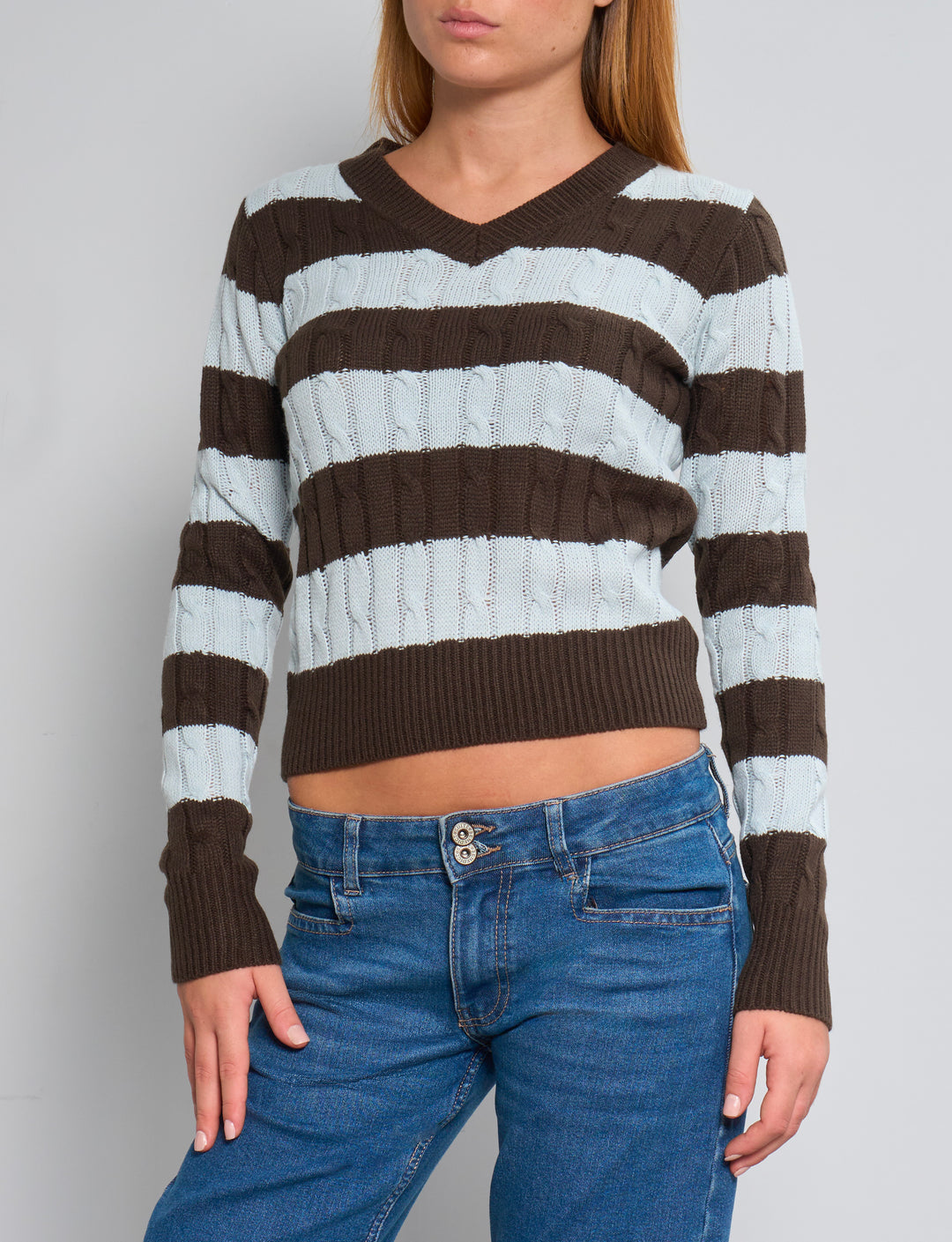 Maglione a trecce a righe marroni e azzurre frontale