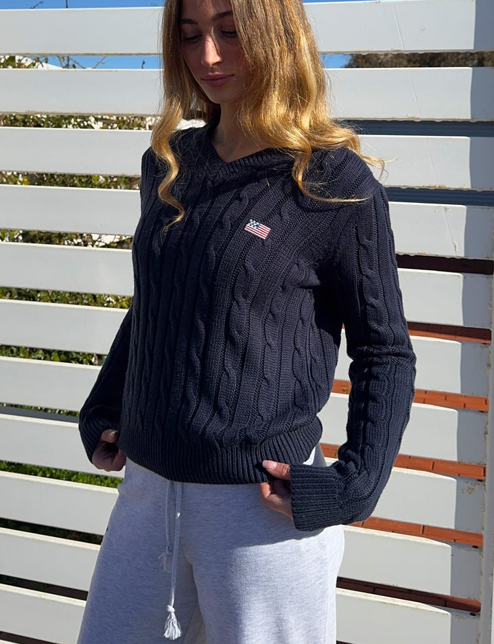 Maglione a trecce blu navy con ricamo bandiera USA copertina