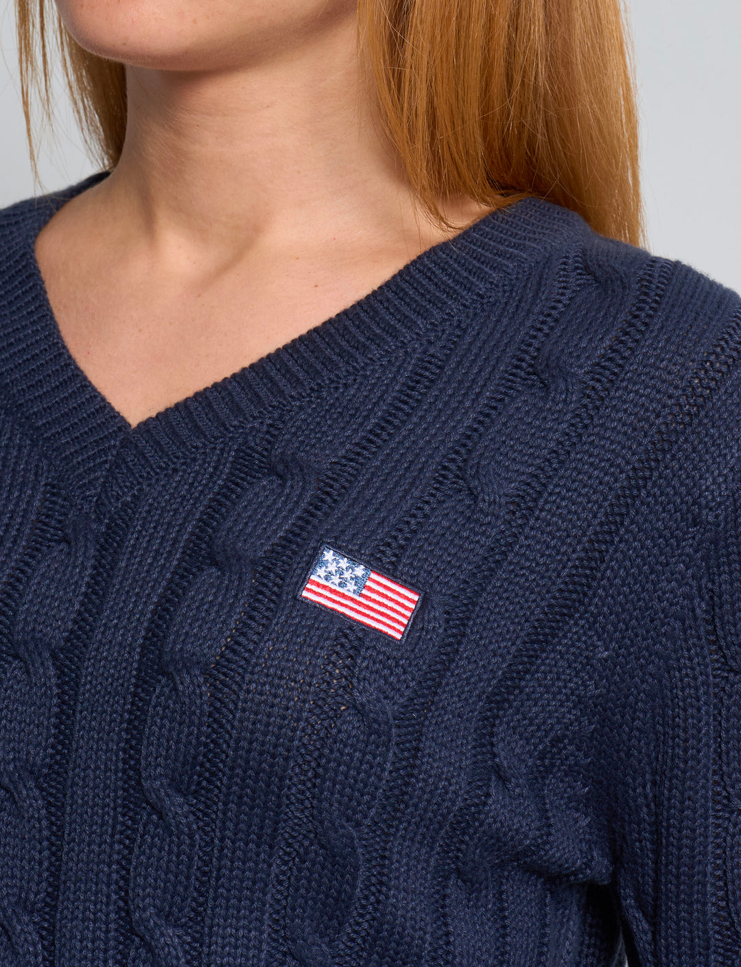 Maglione a trecce blu navy con ricamo bandiera USA dettaglio