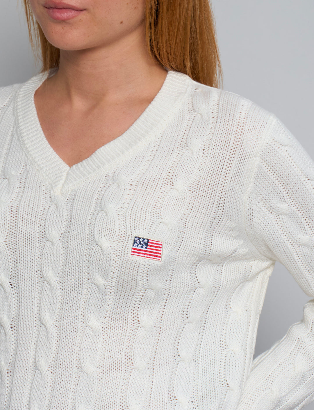Maglione a trecce panna con ricamo bandiera USA dettaglio