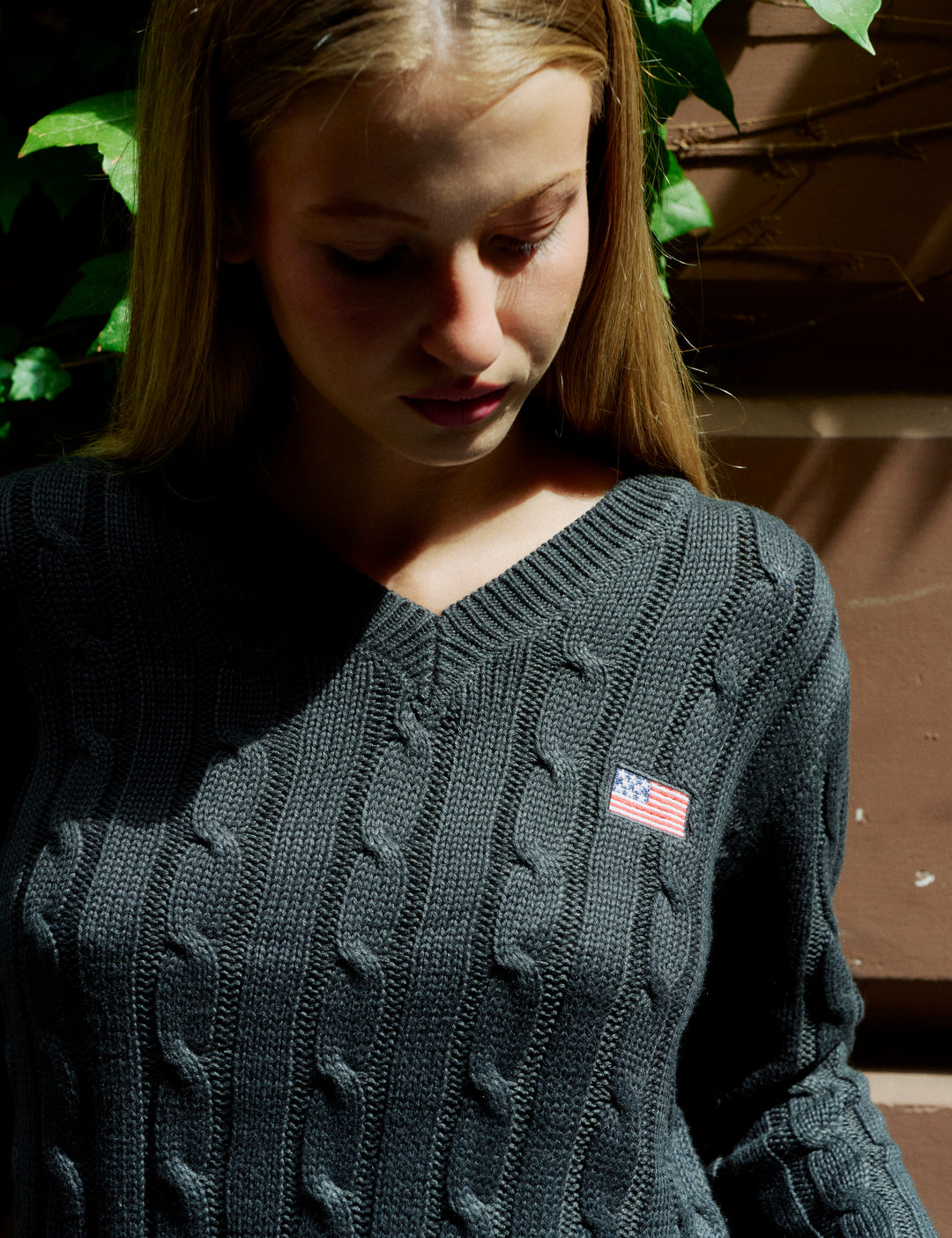 Maglione a trecce verde scuro con ricamo bandiera USA copertina