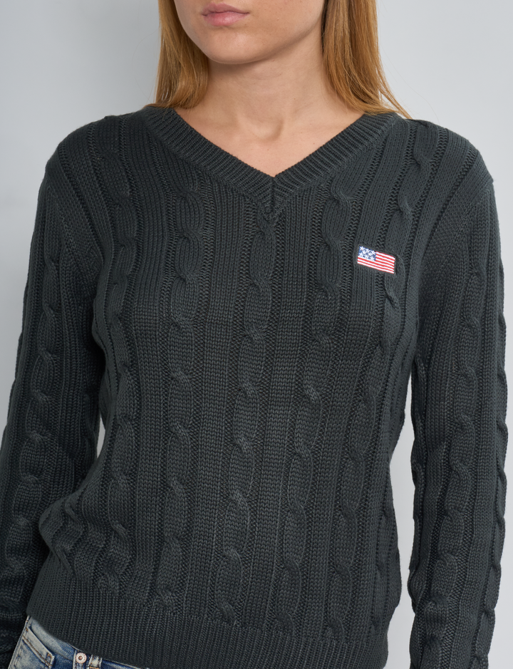 Maglione a trecce verde scuro con ricamo bandiera USA dettaglio