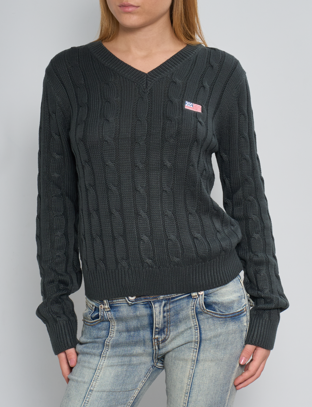 Maglione a trecce verde scuro con ricamo bandiera USA frontale