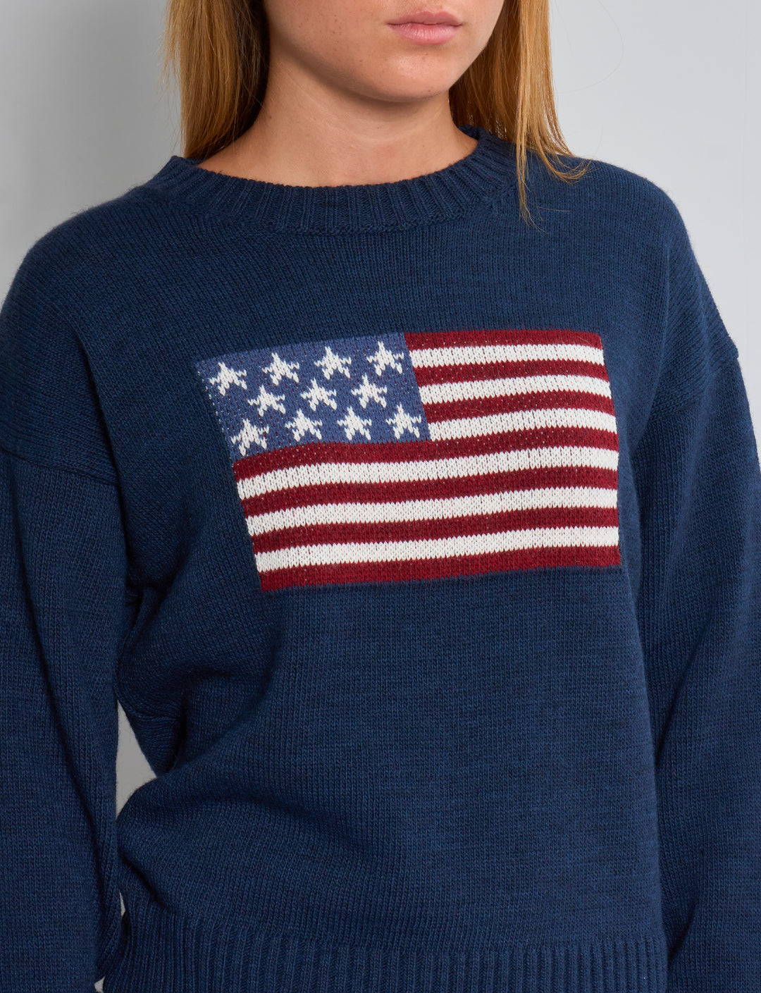 Maglione blu navy con bandiera americana dettaglio