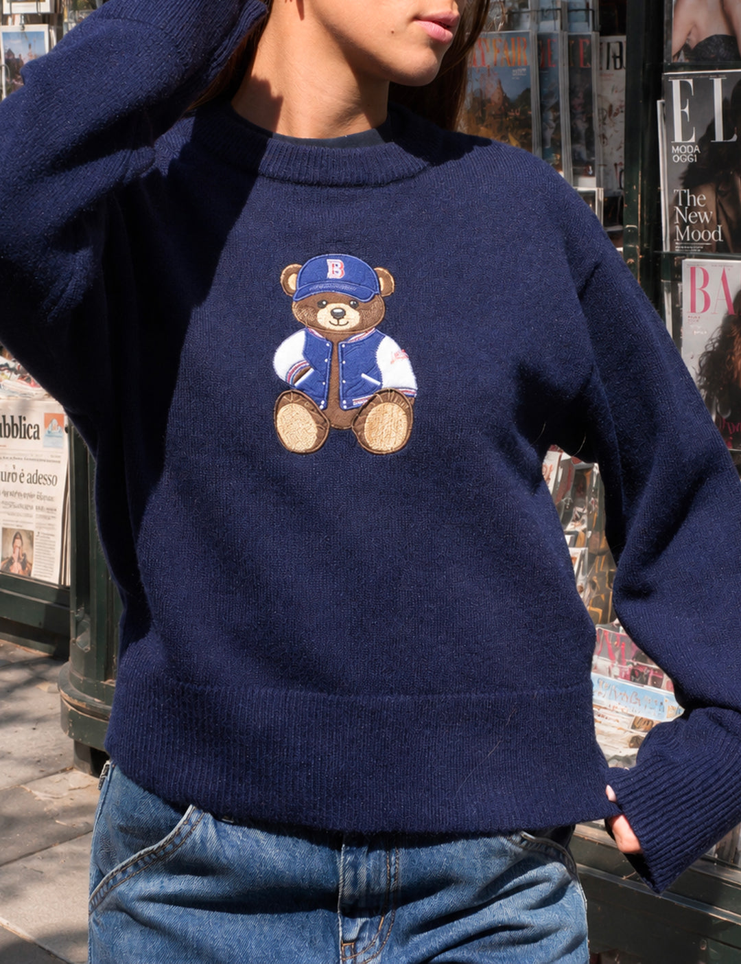 Maglione blu navy con ricamo orsetto frontale copertina