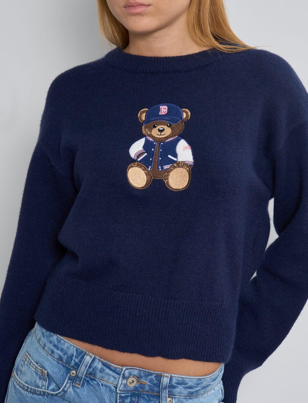 Maglione blu navy con ricamo orsetto frontale dettaglio