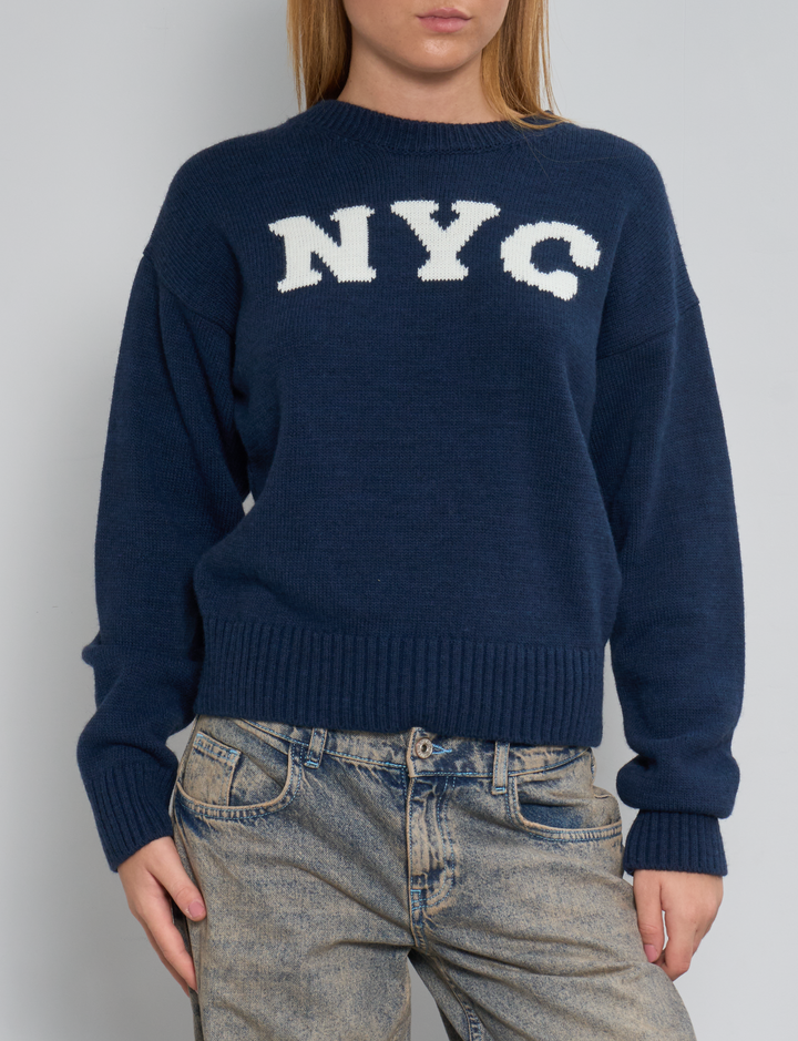 Maglione blu navy girocollo con scritta "NYC" frontale