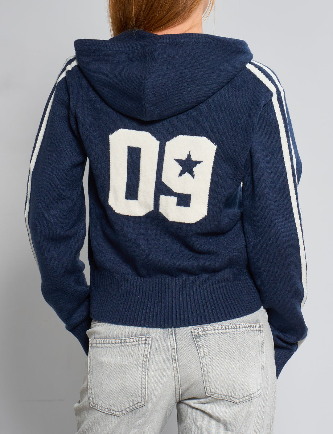 Maglione blu navy in stile felpa con numero 09 e stella retro