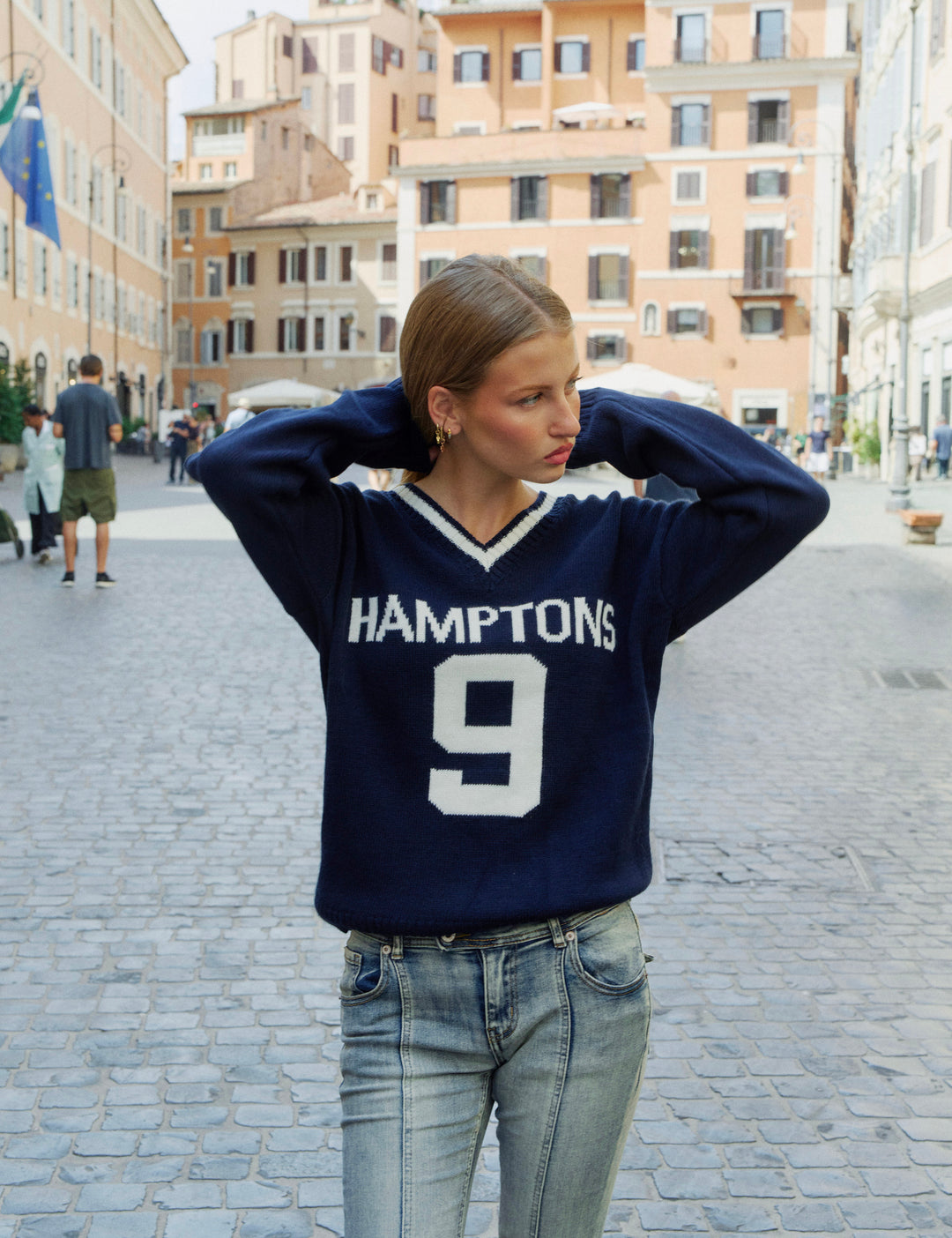 Maglione college blu navy con scritta Hamptons e numero 9 copertina